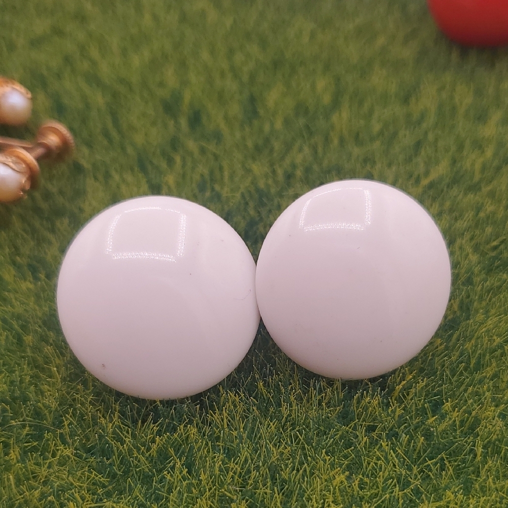 White Round Stud Earrings Clip On E912